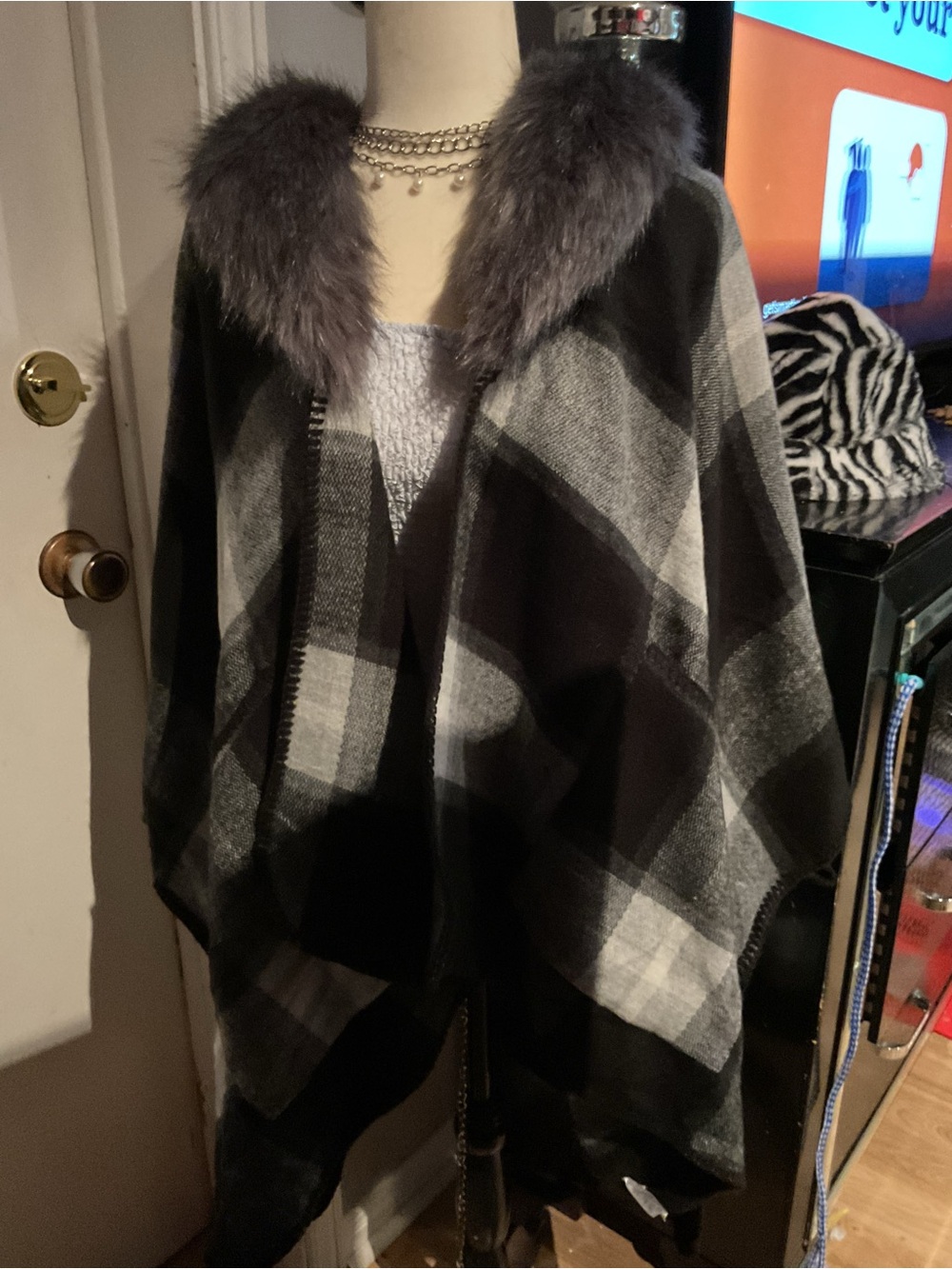 Plaid Faux-Fur Collar Women's Poncho Sweater - Black & Gray